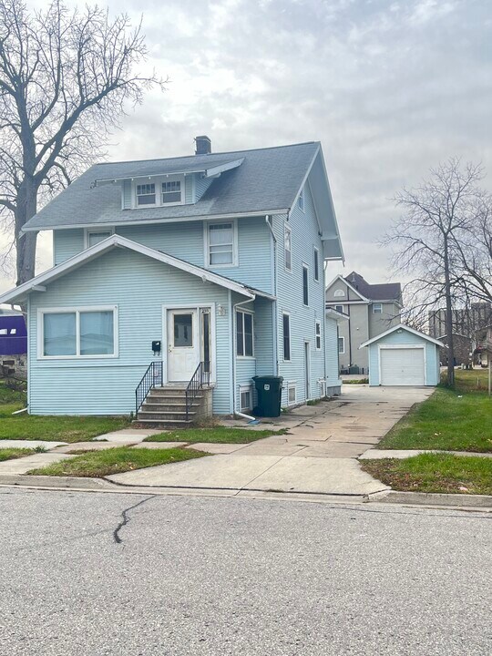 2115 Olive St in Cedar Falls, IA - Building Photo