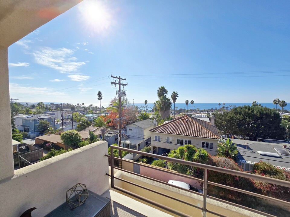 2070 Oxford Ave in Encinitas, CA - Foto de edificio