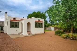 207 Richmond Dr NE in Albuquerque, NM - Foto de edificio - Building Photo