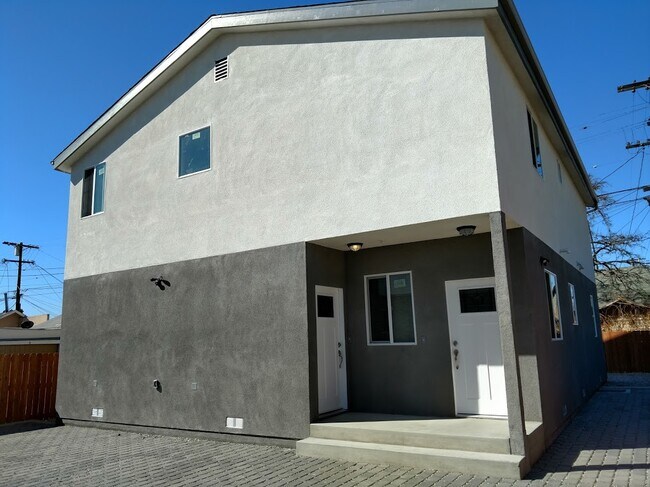 3961 1/2 Halldale Ave, Unit back top