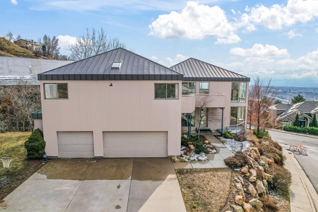 3552 Heughs Canyon Cir in Salt Lake City, UT - Building Photo