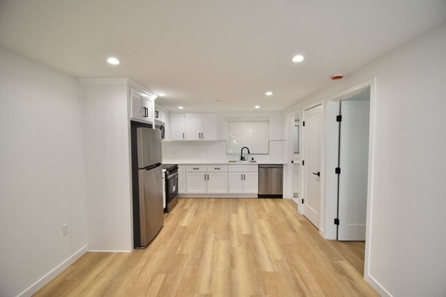 14830 Dickens St, Unit 14834 1/2 in Los Angeles, CA - Building Photo - Building Photo