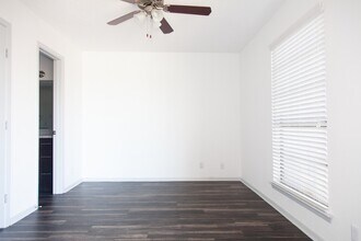 8001 Gessner Dr, Unit 245 in Austin, TX - Foto de edificio - Building Photo