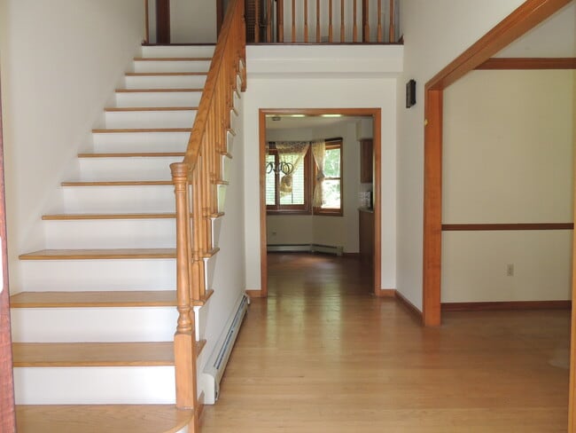 12 Cardinal Ln in Monroe, CT - Foto de edificio - Building Photo