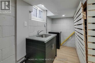 19 Bardwell Crescent in Toronto, ON - Building Photo - Building Photo