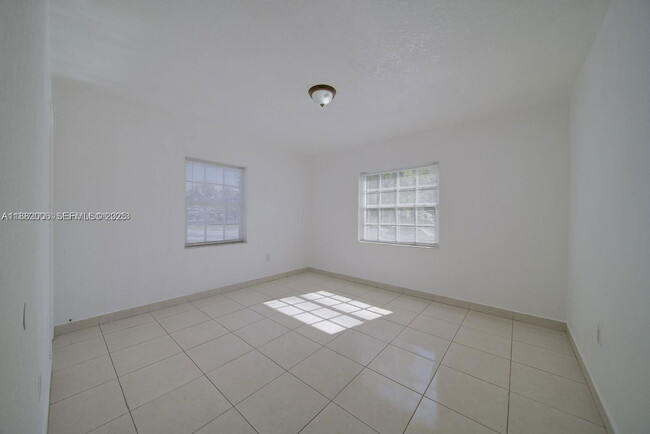 1471 NW 93rd St in Miami, FL - Building Photo - Building Photo
