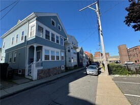 9 Ann St in Newport, RI - Building Photo