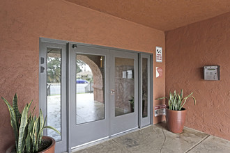 The Montecito in Van Nuys, CA - Foto de edificio - Lobby