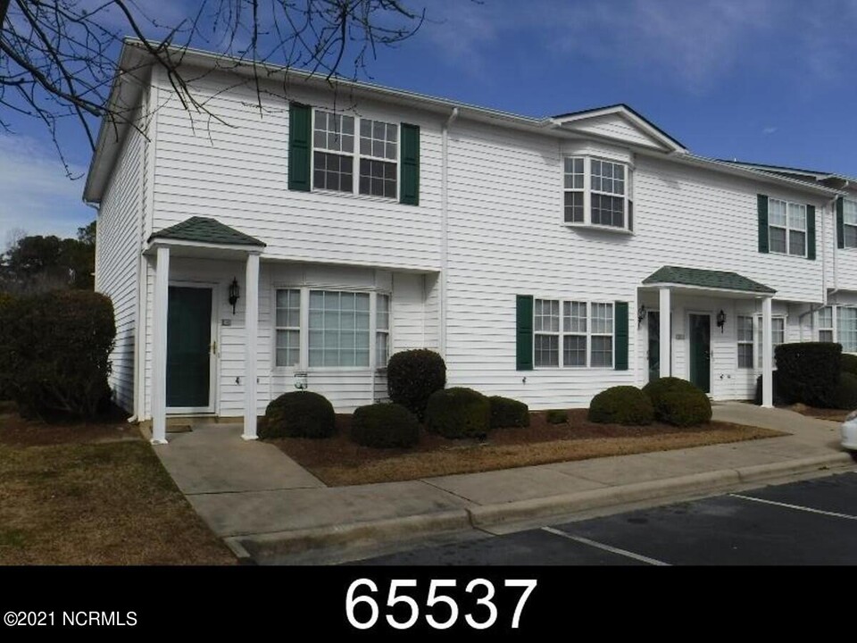 920 Spring Forest Rd in Greenville, NC - Foto de edificio