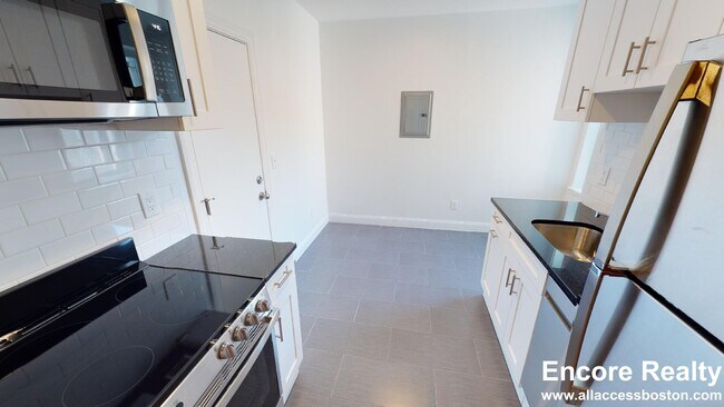 131 Sutherland Rd, Unit N in Boston, MA - Building Photo - Building Photo