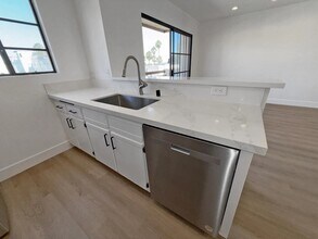 1321 N Vista St in Los Angeles, CA - Building Photo - Building Photo