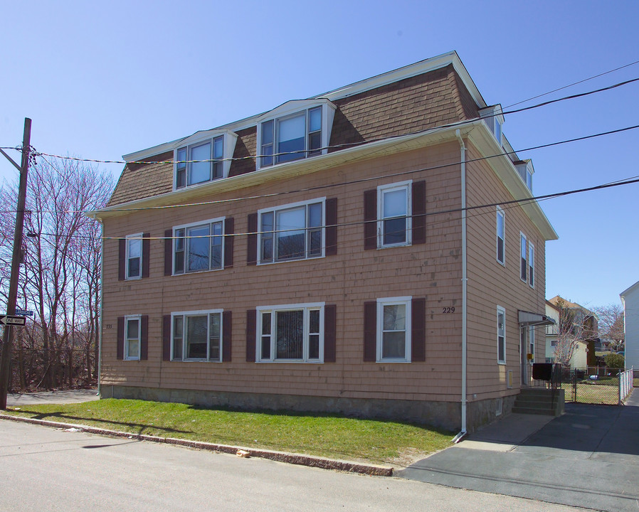 229 Tripp St in Fall River, MA - Building Photo