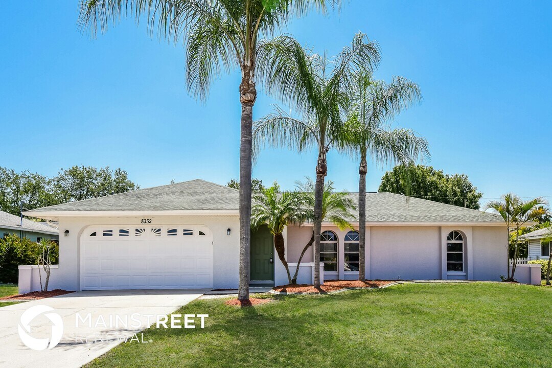 8352 Bounty Rd in Ft. Myers, FL - Building Photo
