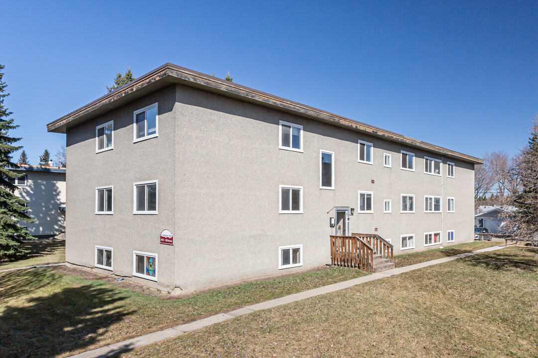 6912 101 Ave NW in Edmonton, AB - Building Photo