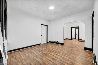 12001 Oakview Ave, Unit DOWN in Cleveland, OH - Foto de edificio - Building Photo