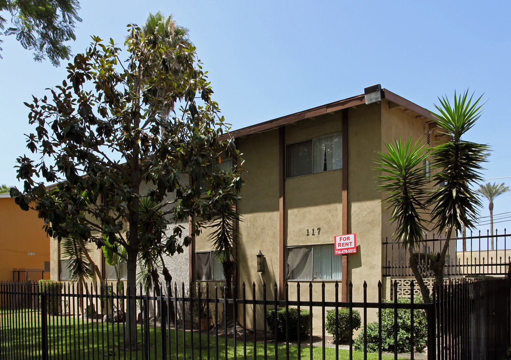 117 E Wakefield Ave in Anaheim, CA - Foto de edificio