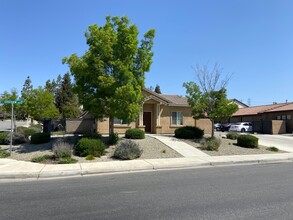 6802 Edgeview Dr in Bakersfield, CA - Building Photo - Building Photo