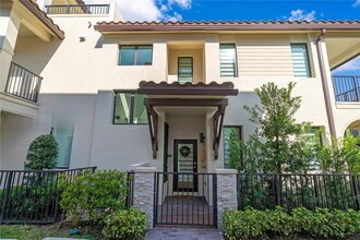 4608 NW 83rd Pkwy in Doral, FL - Building Photo - Building Photo