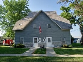 2303 14th St, Unit East Side in Emmetsburg, IA - Building Photo