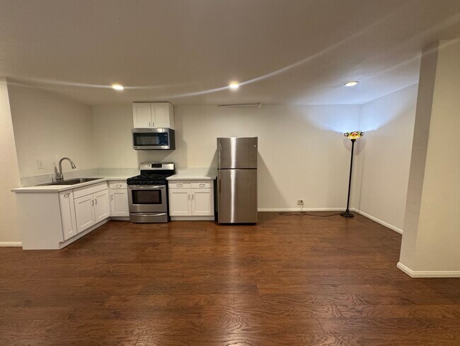 673 Brookside Ln, Unit 3 in Sierra Madre, CA - Building Photo - Building Photo