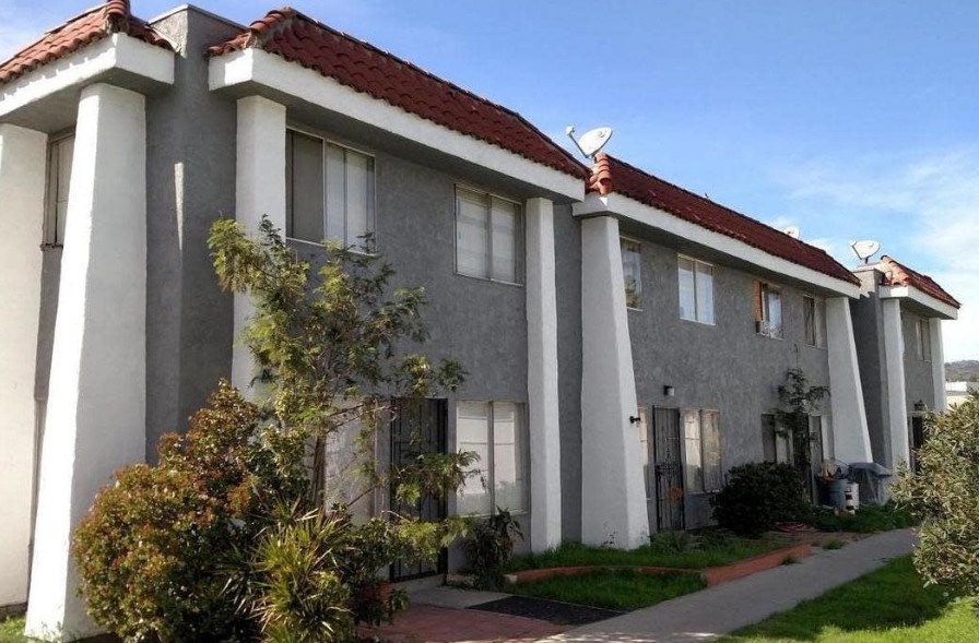 121 E Santa Ana St in Santa Paula, CA - Building Photo