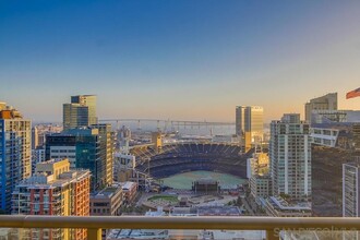 800 The Mark Ln in San Diego, CA - Foto de edificio - Building Photo