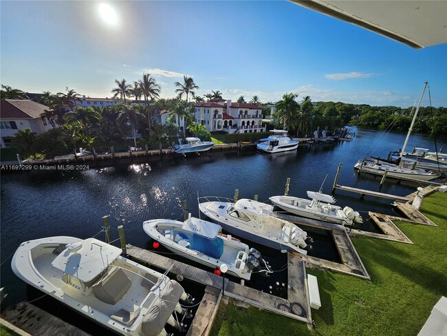 6901 Edgewater Dr, Unit 311 in Coral Gables, FL - Foto de edificio - Building Photo