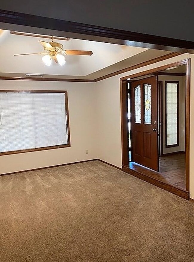 911 Sunriver Ln in Redding, CA - Building Photo - Building Photo