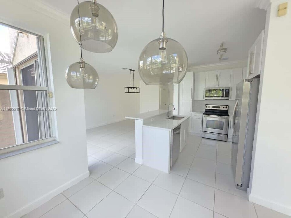 15793 NW 16th Ct in Pembroke Pines, FL - Foto de edificio