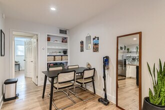 1304 Summit St, Unit 114 in Austin, TX - Building Photo - Building Photo