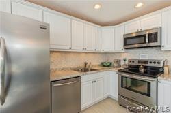 95 Springville Rd in Hampton Bays, NY - Building Photo - Building Photo