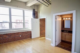 51 Lafayette St, Unit 208 in Salem, MA - Foto de edificio - Building Photo