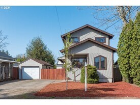 6121 NE Hassalo St in Portland, OR - Building Photo