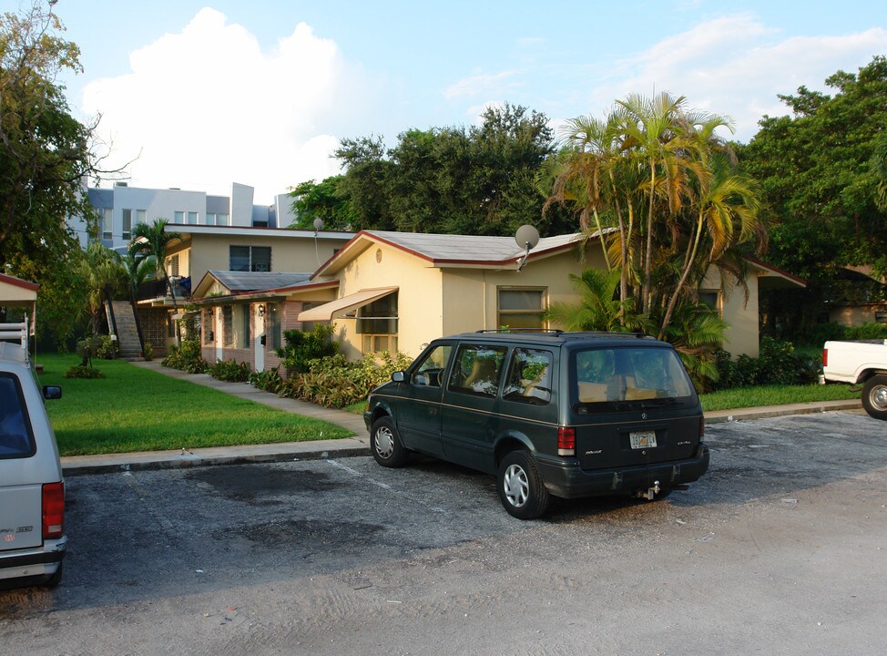 700-708 SE 16th St in Fort Lauderdale, FL - Building Photo