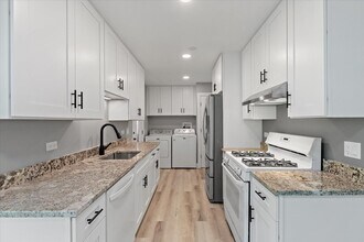 102 Ridgewood Rd in Elk Grove Village, IL - Building Photo - Building Photo