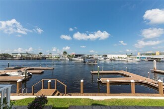 800 River Point Dr in Naples, FL - Foto de edificio - Building Photo