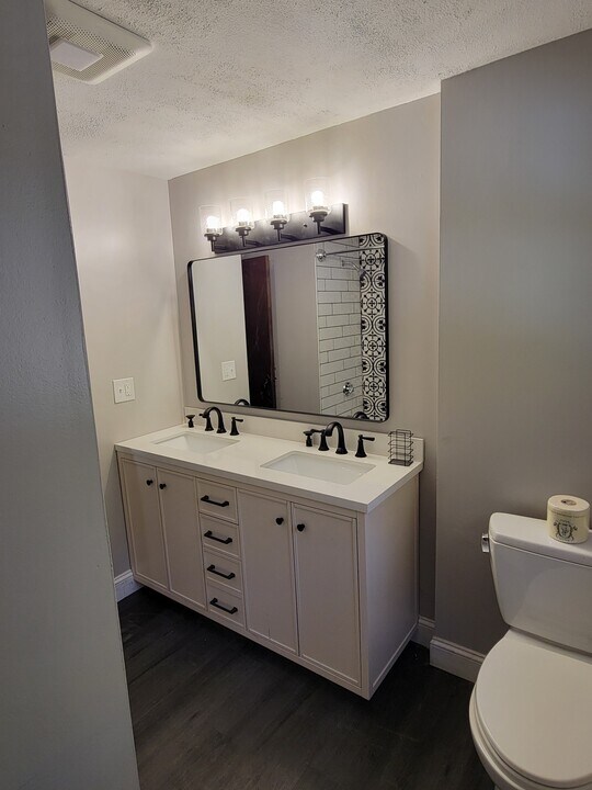 8 Pine Tree Dr in Plainville, MA - Building Photo