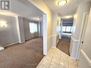 2425 Headon Forest Dr in Burlington, ON - Building Photo - Building Photo