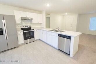 511 Trumpet St SW in Palm Bay, FL - Building Photo - Building Photo