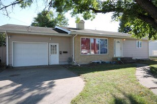 808 N 20th St in Grand Forks, ND - Building Photo