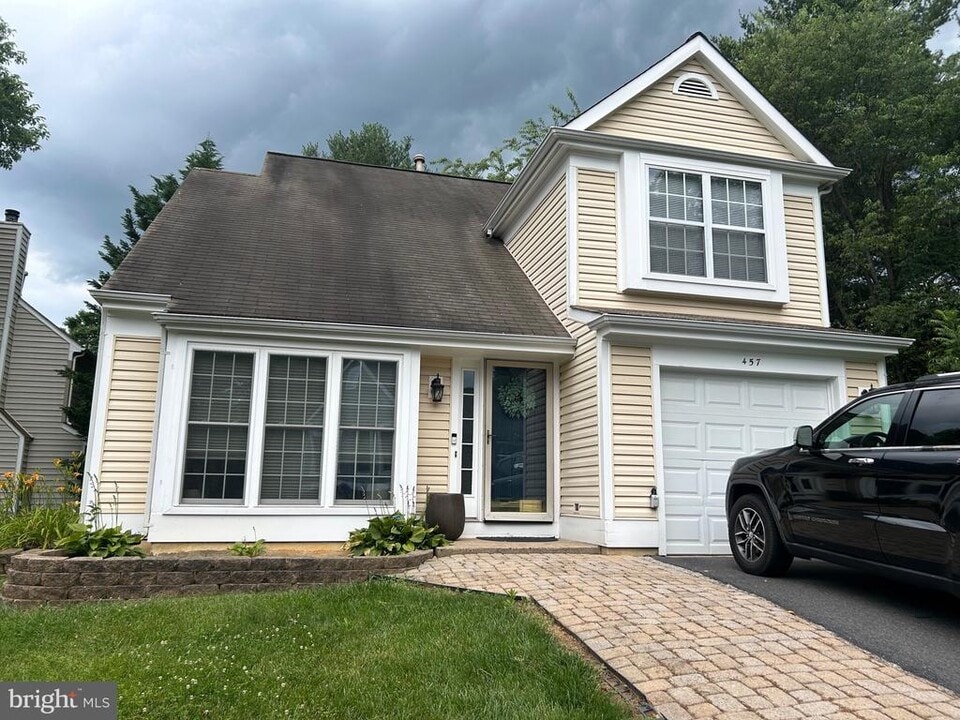 457 Foxridge Dr SW in Leesburg, VA - Building Photo