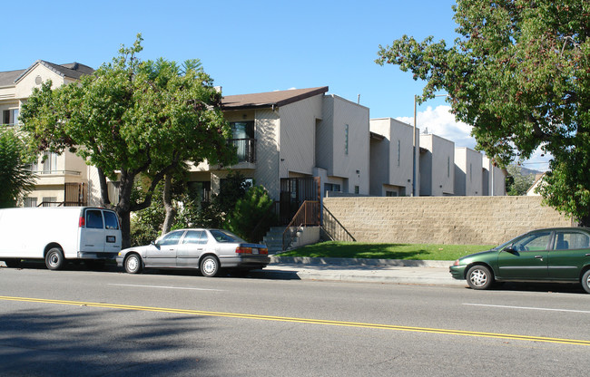 1331 E Broadway in Glendale, CA - Building Photo - Building Photo