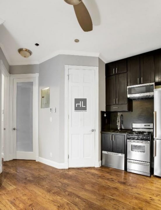 Act now on this gorgeous 2BR 1BTH apartmen in New York, NY - Building Photo