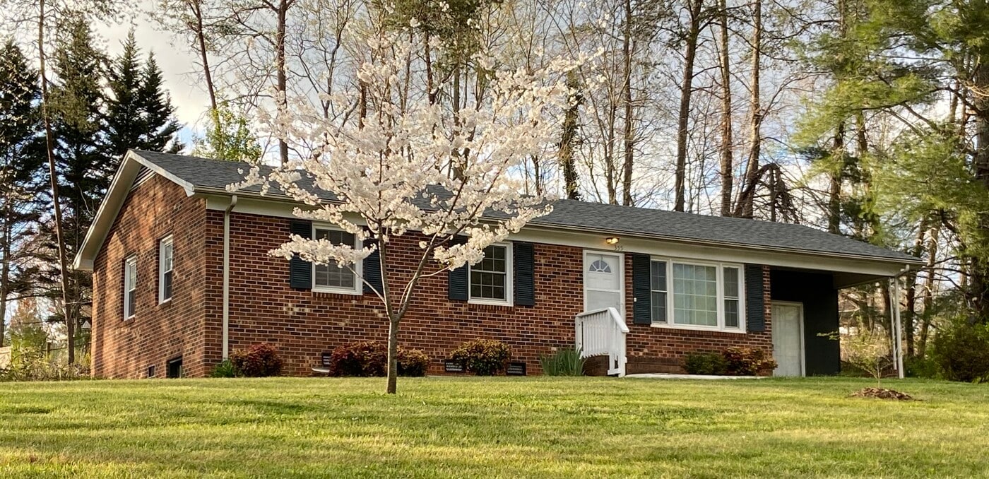 355 Badgett Ave in Mount Airy, NC - Building Photo