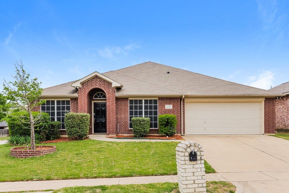 1037 Hidden Meadow Dr in Burleson, TX - Building Photo