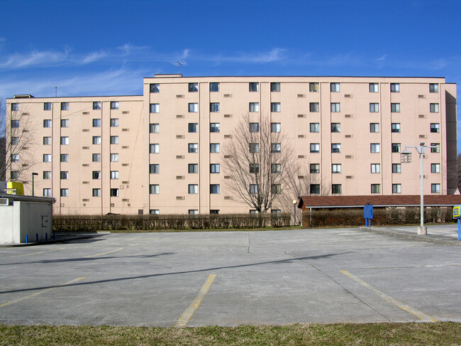 Hinton House in Hinton, WV - Foto de edificio - Building Photo