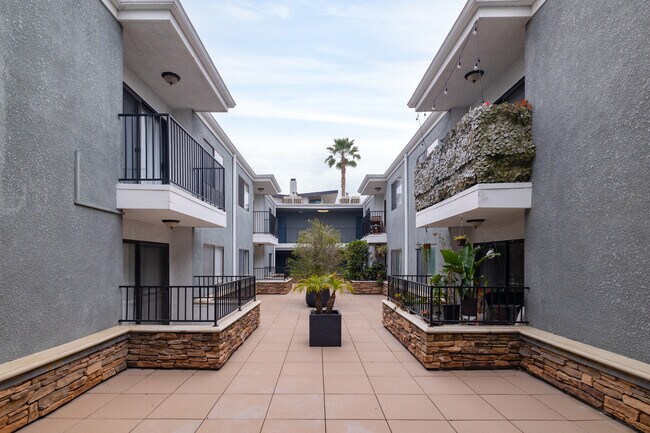 Blix32 Apartments in Toluca Lake, CA - Foto de edificio - Building Photo