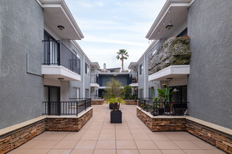 Blix32 Apartments in Toluca Lake, CA - Building Photo - Building Photo