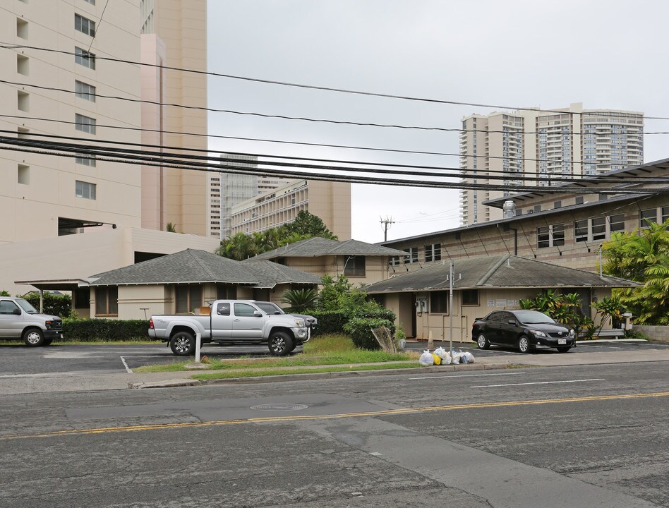 2433 Date St in Honolulu, HI - Foto de edificio