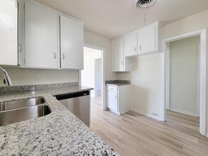 133 S Yaupon St in Lake Jackson, TX - Building Photo - Building Photo